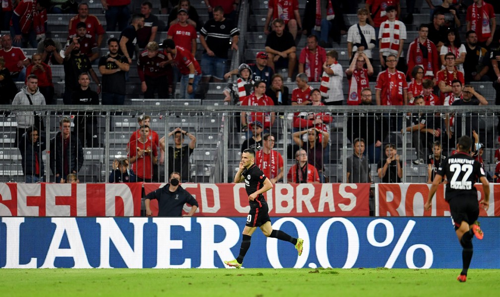 Filip Kostic comemora gol do Eintracht Frankfurt diante da torcida do Bayern de Munique — Foto: REUTERS/Andreas Gebert