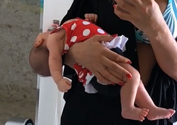 Mayra Cardí causou polêmica ao mosatrar a posição em que segurava sua bebê (Foto: Reprodução/Instagram)