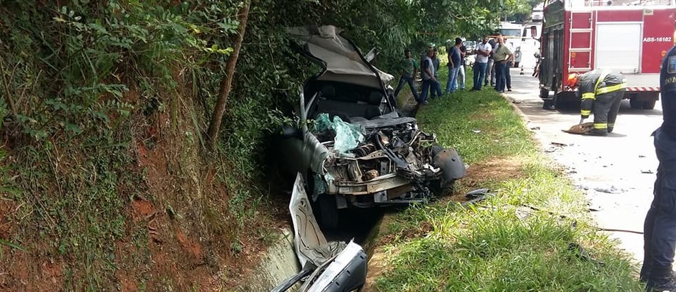 Motorista do carro morreu após colisão com caminhão em Limeira (Foto: Carlos Gomide/Rádio Mix Limeira)
