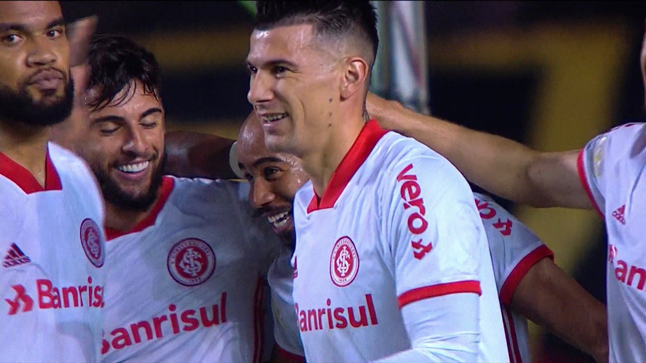 Gol do Internacional! Edenilson cobra escanteio, Thiago Galhardo desvia e Patrick marca mais um, aos 29 do 2º tempo