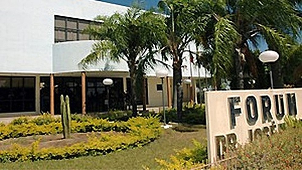 Servidor do FÃ³rum de Sousa, no SertÃ£o da ParaÃ­ba, foi preso junto com advogado suspeitos de fraudar alvarÃ¡s judiciais (Foto: Ednaldo AraÃºjo/TJPB/Arquivo)