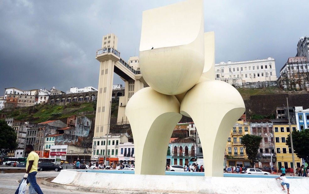 "Monumento às Quatro Raças, de Mário Cravo Júnior", compõe cartão postal da cidade (Foto: Egi Santana/G1)