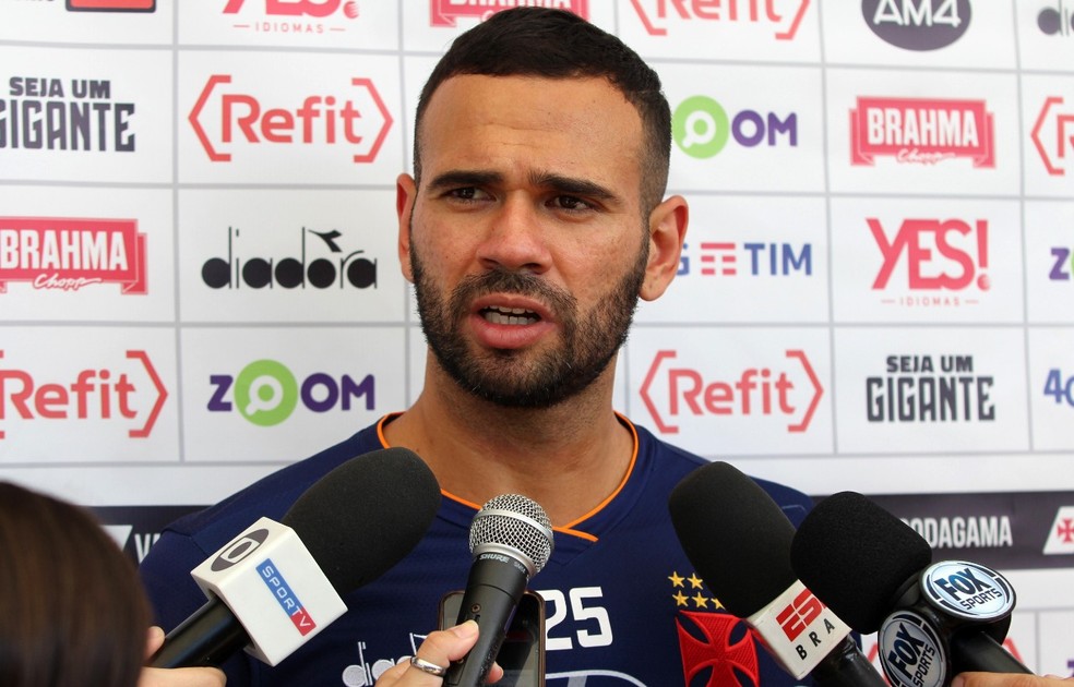 Leandro Castan fala em entrevista coletiva — Foto: Carlos Gregório Jr./Vasco.com.br