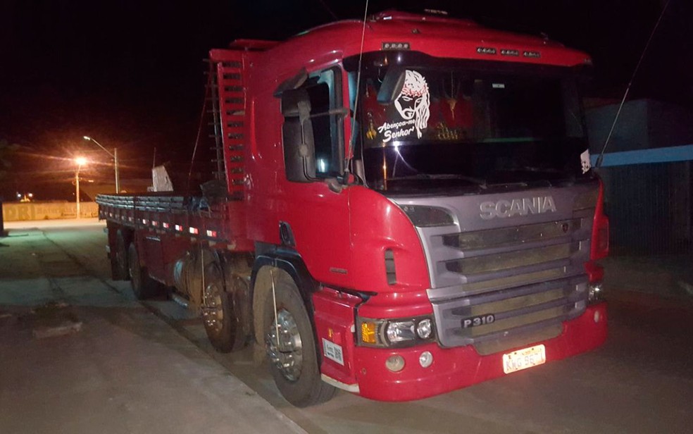 Motorista de caminhão que trafegava na contramão foi preso (Foto: Rafael Vedra/LiberdadeNews)