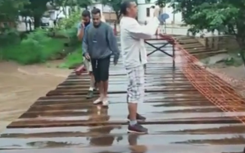 Aumento no nível do Rio das Almas assusta moradores de Pirenópolis (Foto: Reprodução/TV Anhanguera)