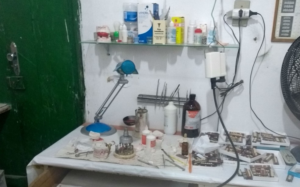 ConsultÃ³rio do falso dentista em JequiÃ© (Foto: DivulgaÃ§Ã£o/CROBA)