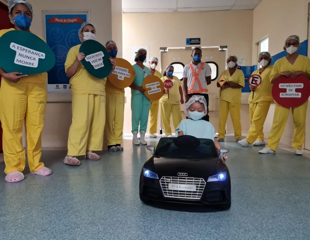 Crianças de 2 e 6 anos vão de carrinho das alas até o centro cirúrgico (Foto: Hospital Oncológico Infantil Octávio Lobo)