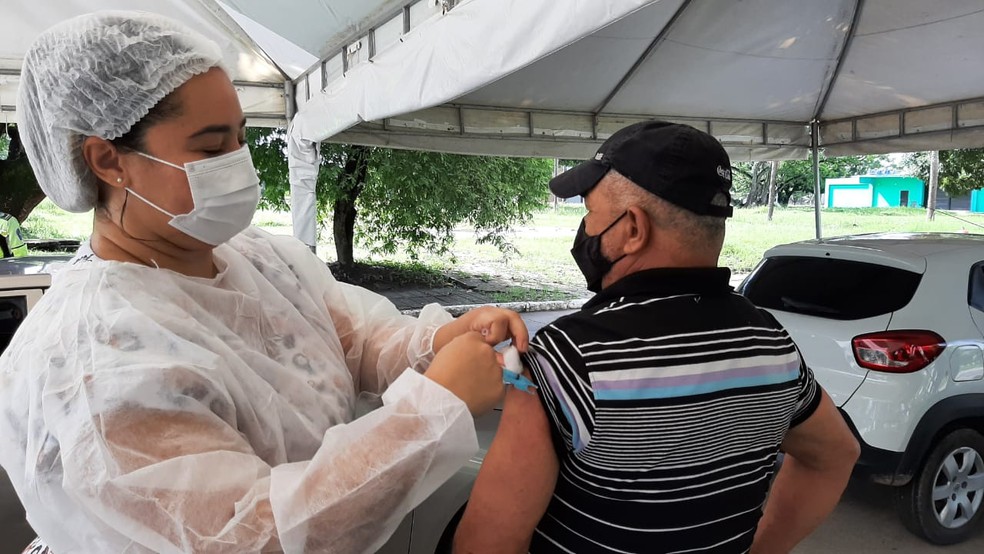 Homem é vacinado contra Covid-19 no Recife — Foto: Everaldo Silva/TV Globo