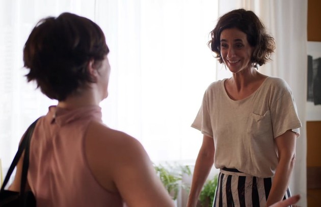 Ilana (Mariana Lima) confessará para Gabriela (Natália Lage) que tem sentimentos por ela, mas decidirá se afastar da médica (Foto: Reprodução / Instagram)