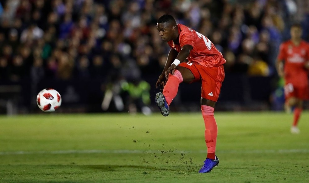 VinÃ­cius JÃºnior tenta o chute no jogo do Real Madrid contra o Melilla, pela Copa do Rei â€” Foto: Twitter/Real Madrid