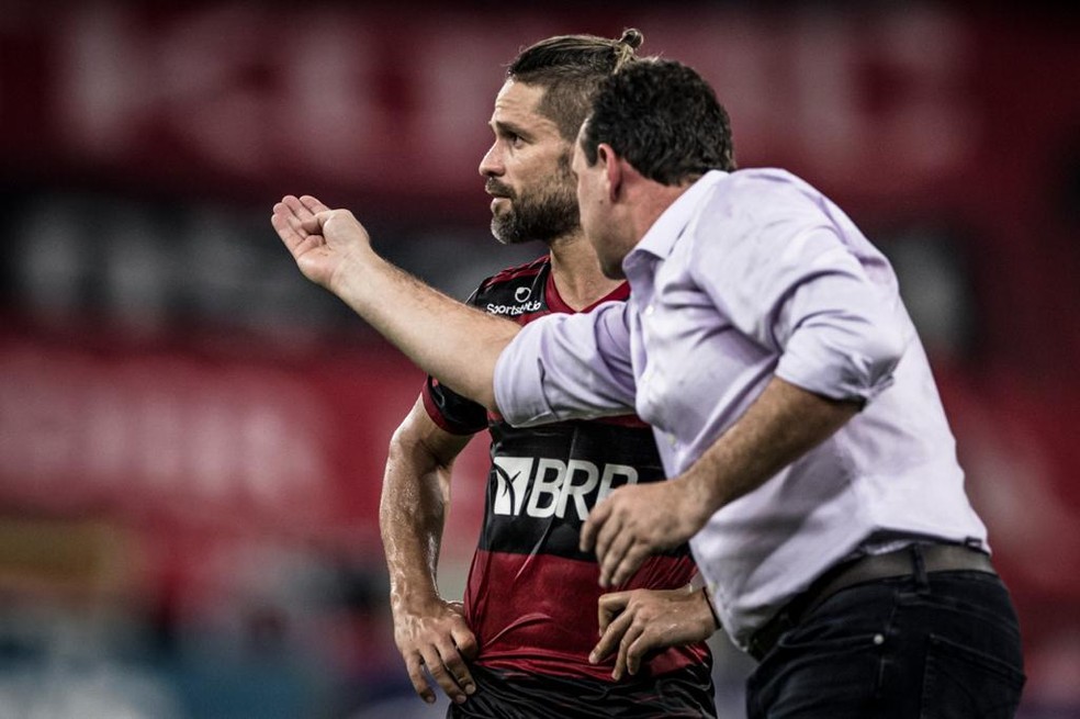 Diego e Rogério Ceni conversam durante partida: cena é comum também nos treinos — Foto: André Mourão / Foto FC