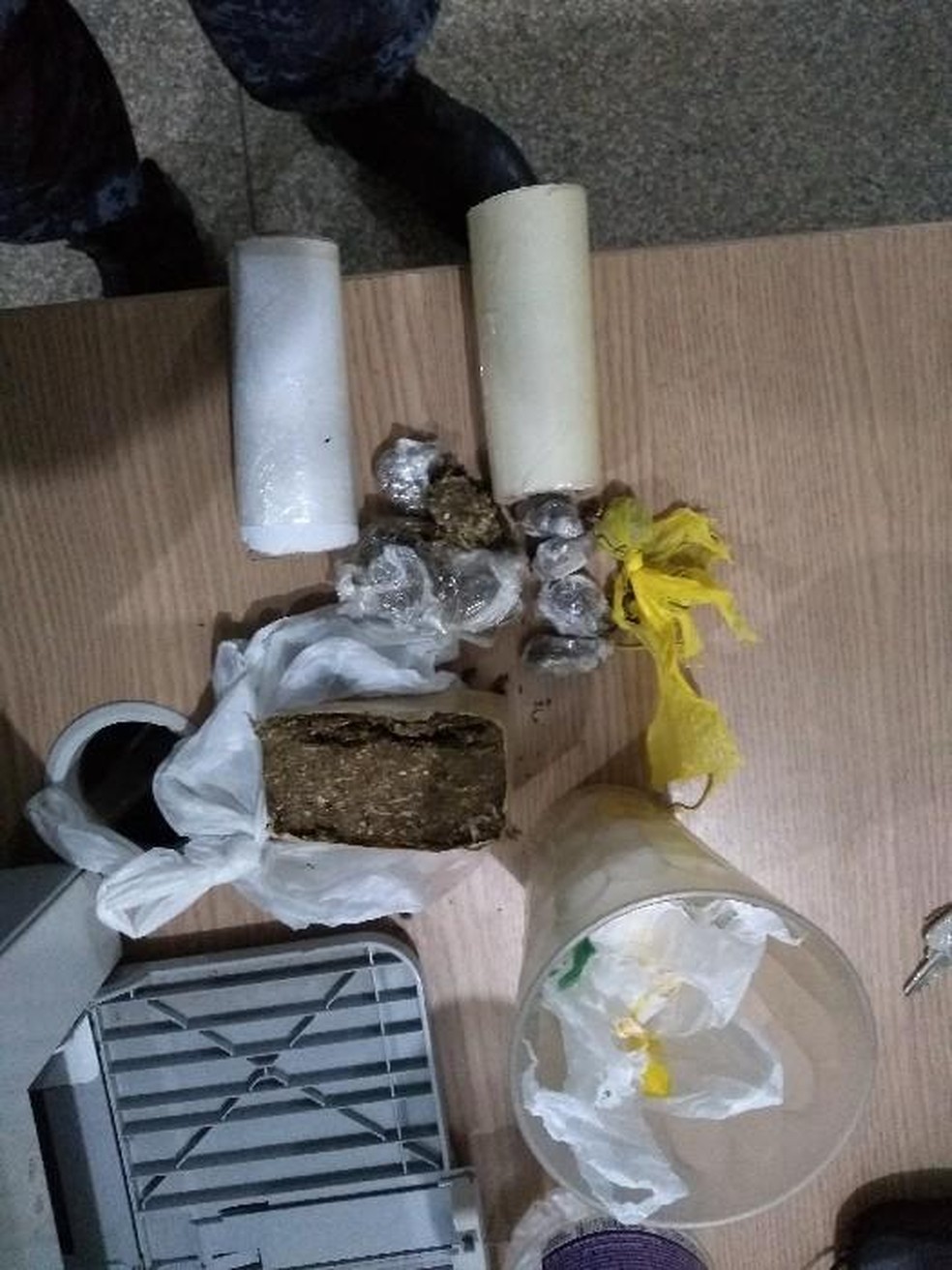 Objetos para fazer a embalagem e a pesagem da maconha também foram encontrados e apreendidos em Ariquemes, RO — Foto: Divulgação/Polícia Militar