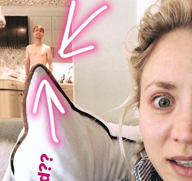 A atriz Kaley Cuoco surpresa com o marido sem roupa dentro de sua casa (Foto: Instagram)