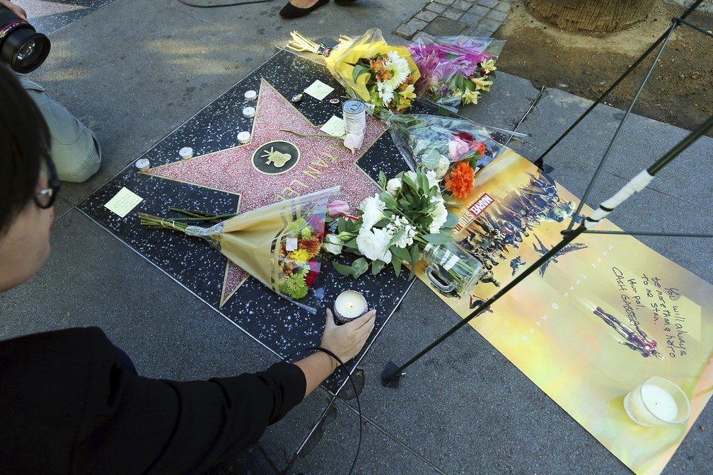 Homenagem a Stan Lee após morte de quadrinista — Foto: AP Photo/Reed Saxon