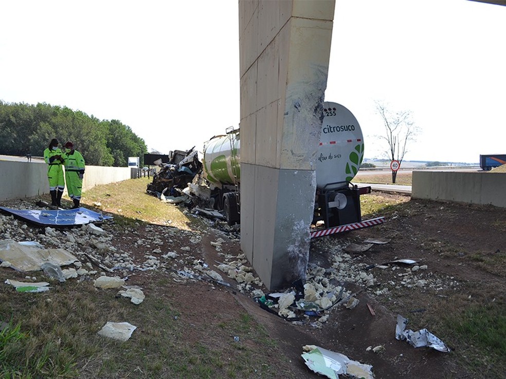 Acidente mata caminhoneiro que transportava suco de laranja, na rodovia Washington Luís, em Matão — Foto: Matão Urgente