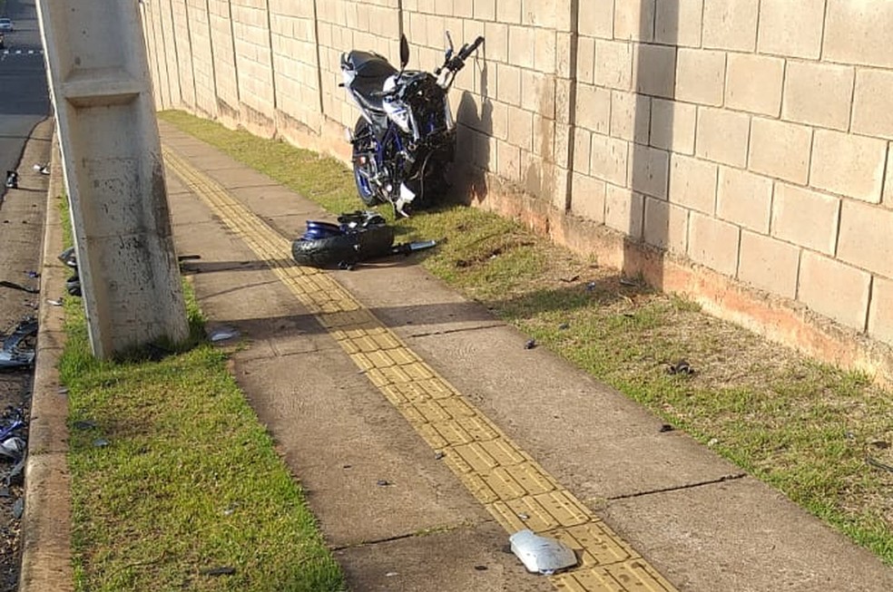 Motociclista é arremessado contra muro de condomínio e morre — Foto: Chamada Geral 