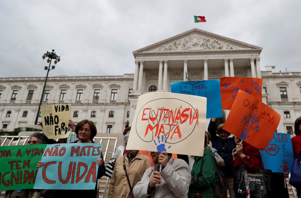 Manifestantes protestam nesta terÃ§a-feira (30) contra a legalizaÃ§Ã£o da eutanÃ¡sia em frente ao Parlamento portuguÃªs (Foto: Rafael Marchante/Reuters)