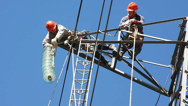 Funcionários da Eletrobras trabalham em rede de energia (Foto: Divulgação)