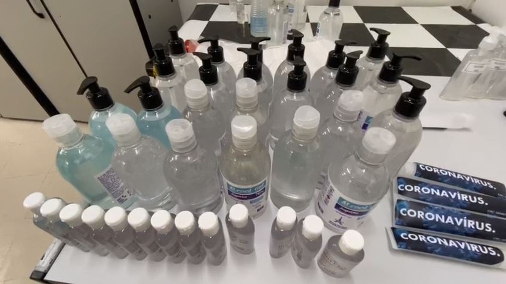 Suspeito vendiam álcool misturado com gel de cabelo para simular álcool em gel. — Foto: William Santos