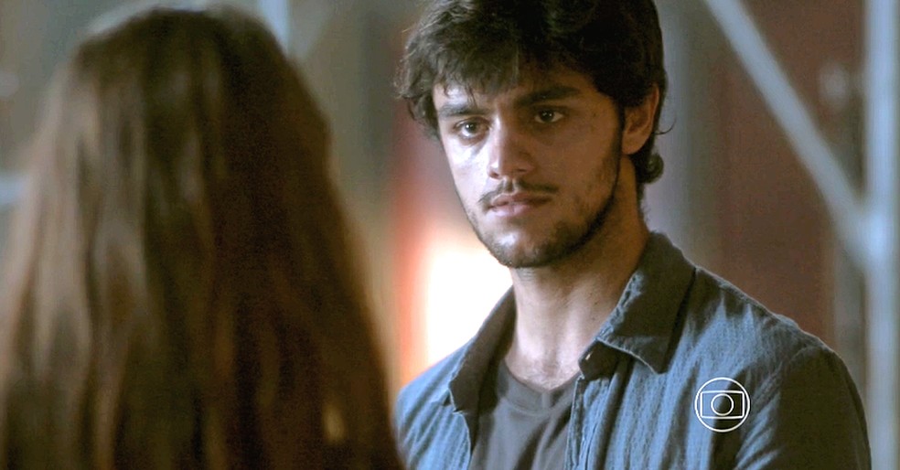 Jonatas (Felipe Simas) fica decepcionado com decisão de Eliza  — Foto: Globo