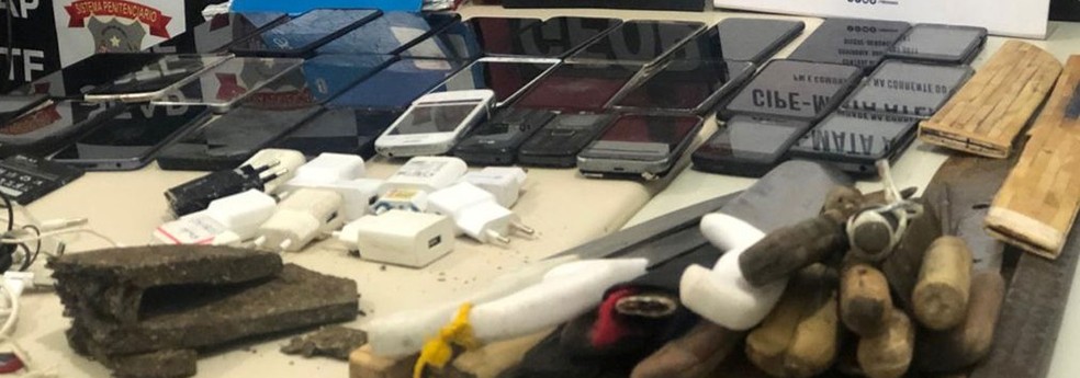 Celulares, facas e b&iacute;blias com anota&ccedil;&otilde;es do tr&aacute;fico de drogas s&atilde;o achados  em celas de conjunto penal na BA | Bahia | G1