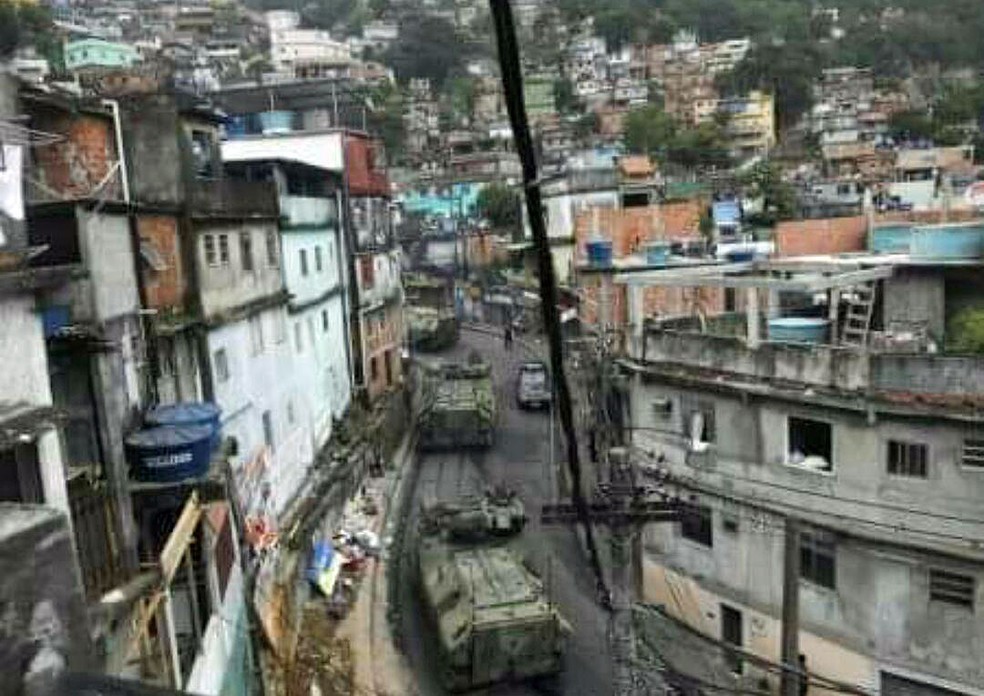Blindados do Exército dentro da Rocinha (Foto: Enviado por moradores)