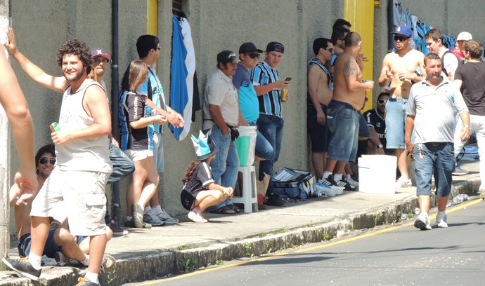 Gremistas fazem barulho e churrasco na rua antes de jogo no H. Hülse