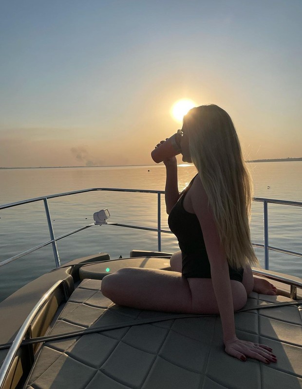 Bárbara Evans curte passeio de barco (Foto: Reprodução/Instagram)