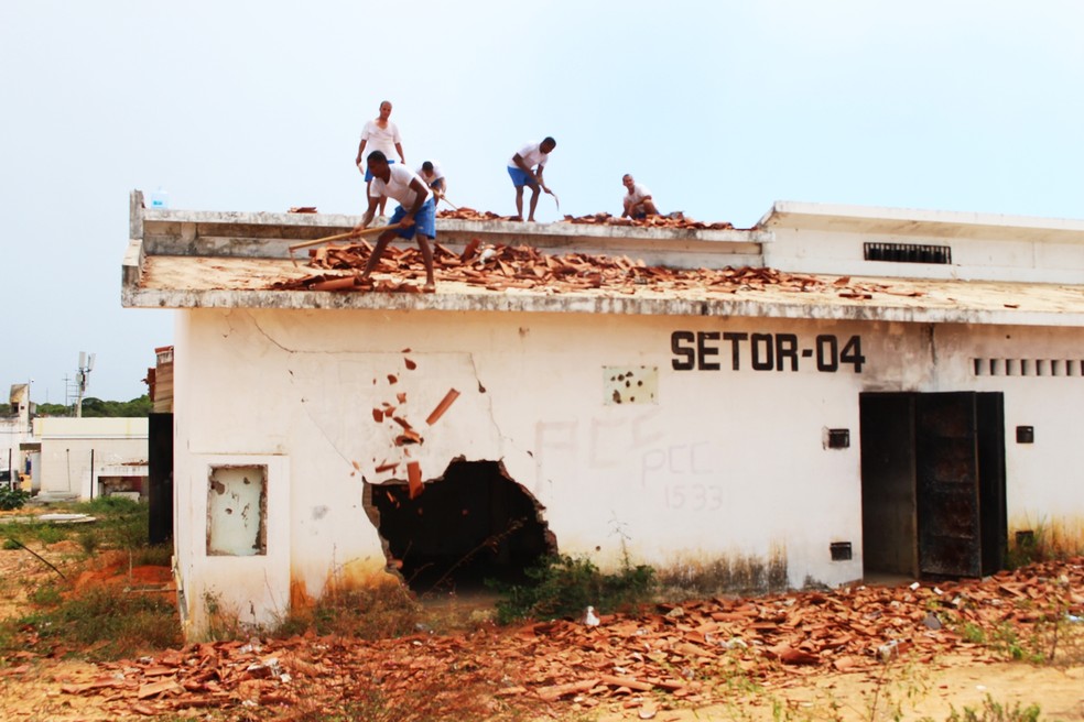 Presos trabalham na limpeza e recuperação do pavilhão 4, principal palco do massacre de Alcaçuz (Foto: Anderson Barbosa/G1)