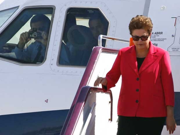 A presidente Dilma Rousseff desembarca de avião (Foto: Reprodução/Facebook) A presidente Dilma Rousseff desembarca de avião (Foto: Reprodução/Facebook)