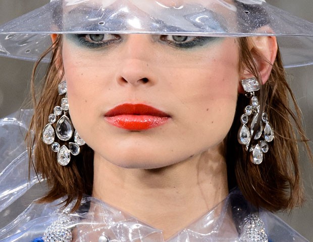 A boca das modelos no desfile da Chanel ganharam uma camada generosa de gloss (Foto: Imaxtree)