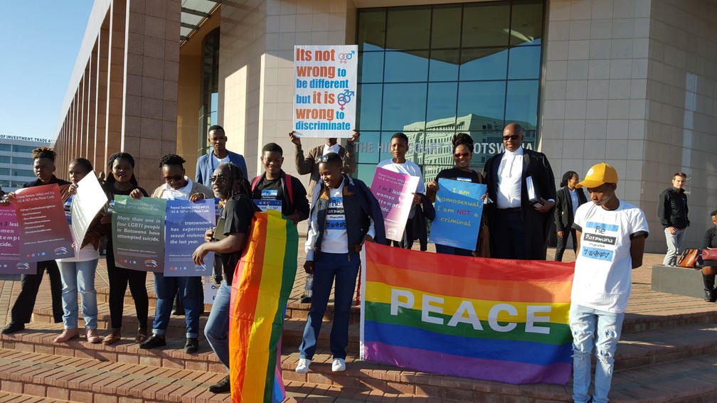 Integrantes da comunidade LGBT foram à porta do tribunal em Gaborone, capital de Botsuana, nesta terça-feira (11), dia em que a corte decidiu descriminalizar a homossexualidade no país. — Foto: Legabibo/Salc (via Twitter)