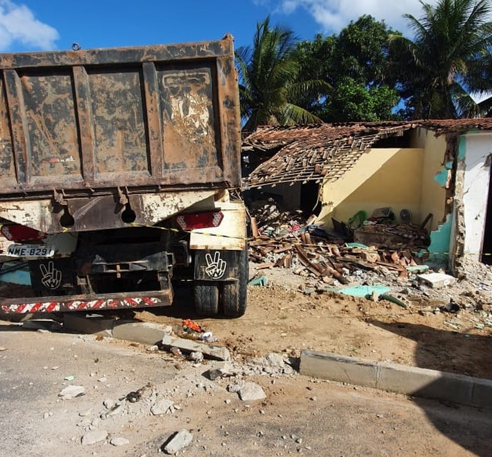 Caminhão atinge casa em Penedo, AL — Foto: Ascom/CBMAL