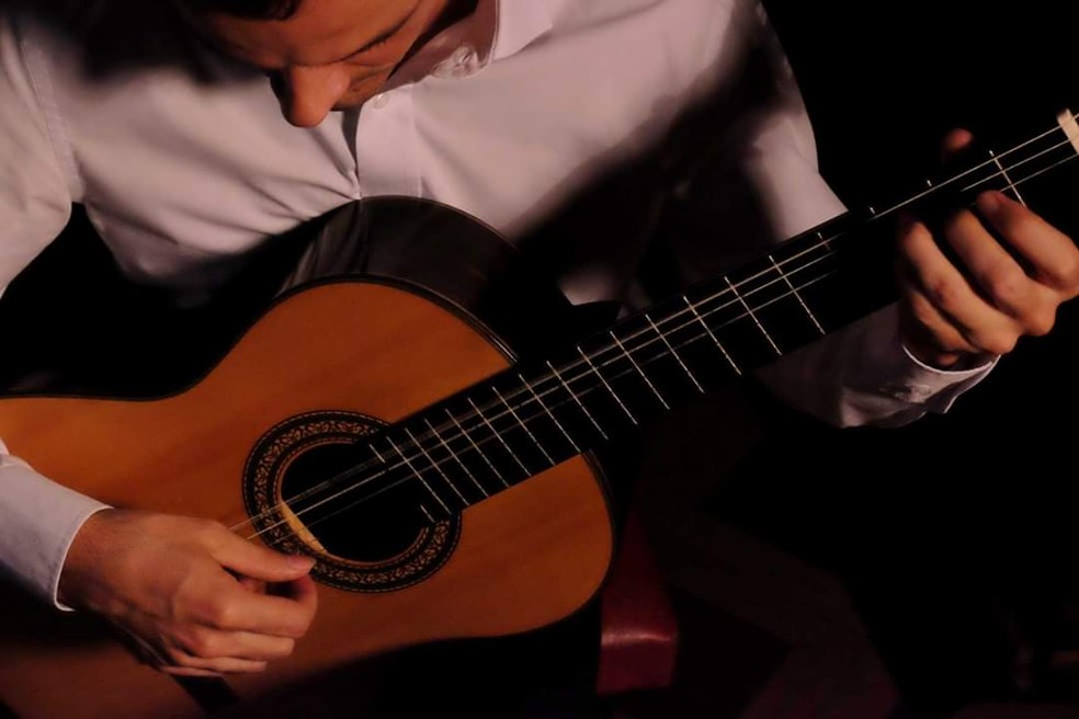 Imagem ilustrativa - Músico Helder Veiga com violão — Foto: Matheus do Val/ Divulgação