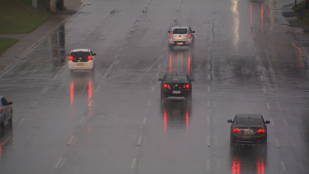 Carros em dia de chuva em Brasília — Foto: Reprodução/TV Globo