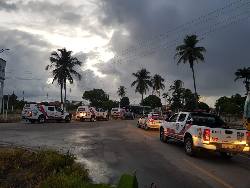 Policiais saem em viaturas para cumprir mais de 30 mandados de prisão e de busca e apreensão em Alagoas — Foto: Divulgação/SSP-AL