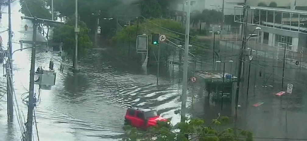 Avenida Heráclito graça fica intransitável em dia de forte chuva — Foto: TV Verdes Mares/Reprodução