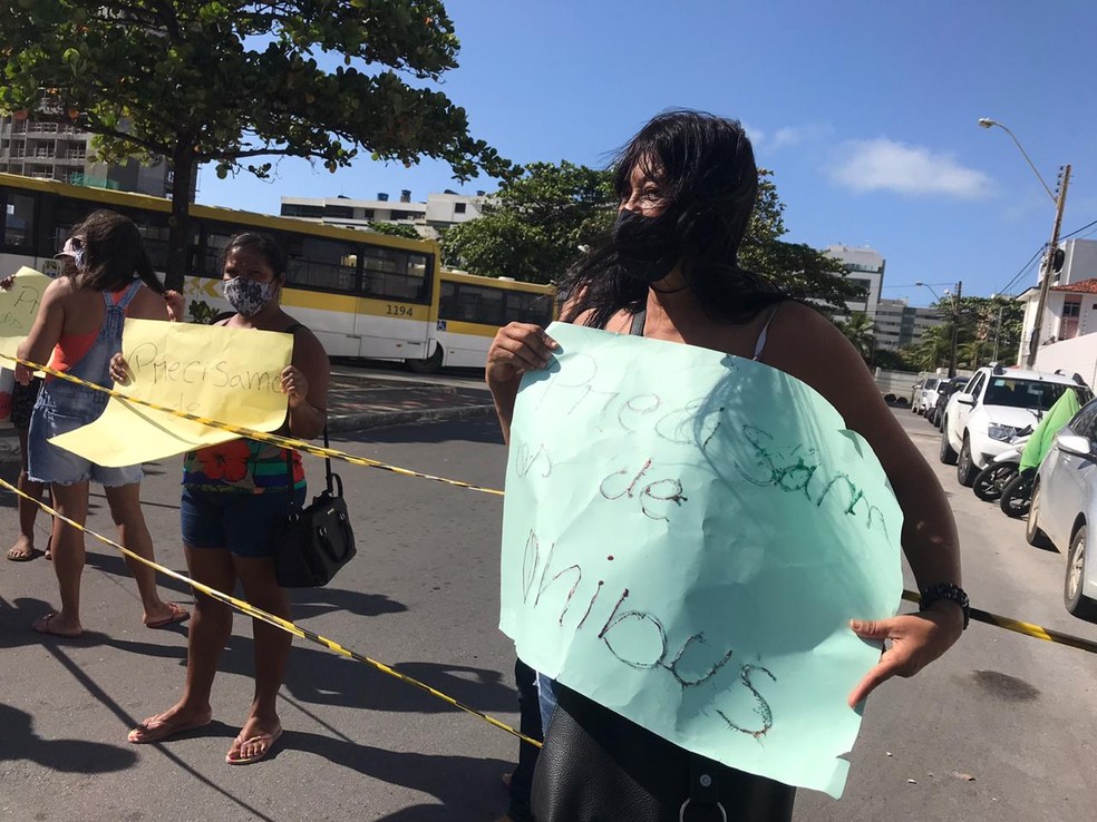 Protesto teve ínicio às 7h30 no terminal de ônibus da Cruz das Almas — Foto: Josivan Oliveira