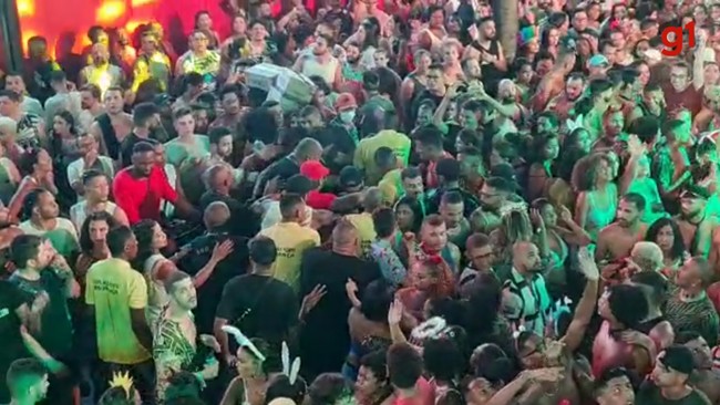 Tony Salles tambm passou pelo meio do povo na Pipoca da Anitta