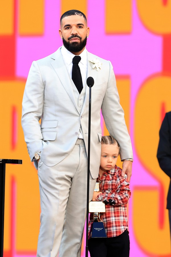 LOS ANGELES, CA - MAY 23:  2021 BILLBOARD MUSIC AWARDS -- Pictured: (l-r) Drake accepts Artist of the Decade with son Adonis on stage during the 2021 Billboard Music Awards held at the Microsoft Theater on May 23, 2021 in Los Angeles, California. --  (Pho (Foto: NBCU Photo Bank via Getty Images)