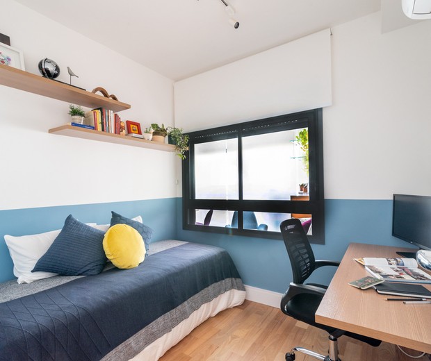 70 m² com madeira, painel de ladrilhos hidráulicos e décor em azul e roxo (Foto: Kadu Lopes )