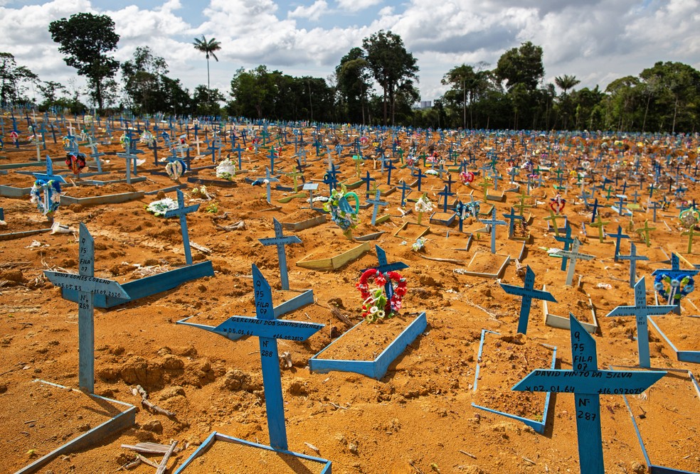 Área reservada para vítimas da Covid-19 no cemitério Nossa Senhora Aparecida em Manaus, em imagem de 5 de janeiro. — Foto: Michael Dantas/AFP
