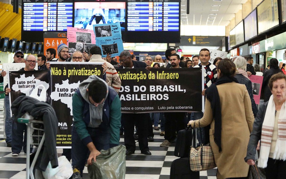 Funcionários da Infraero protestam no Aeroporto de Congonhas (Foto: Renato S. Cerqueira/Futura Press/Estadão Conteúdo)