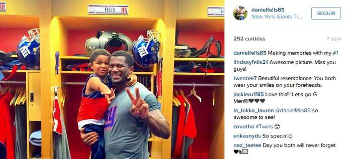 Daniel Fells no vestiário dos Giants com o seu filho (Foto: Reprodução/Instagram)