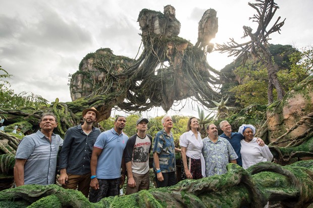 LAKE BUENA VISTA, FL - MAY 24: In this handout photo provided by Disney Resorts,  (L-R) Wes Studi, Joel David Moore, Laz Alonso, Sam Worthington, James Cameron, Sigourney Weaver, Jon Landau, Stephen Lang and CCH Pounder attend the dedication ceremony for  (Foto: Getty Images)