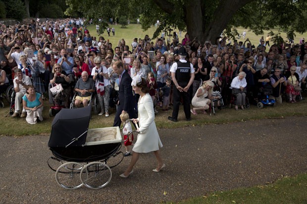 O príncipe William e a duquesa de Cambridge, Kate Middletonx, apareceram pela primeira vez com seus dois filhos, o príncipe George e a princesa Charlotte, ao chegarem para o batizado da menina, realizado em uma cerimônia em Sandringham, no Reino Unido nes (Foto: Matt Dunham/AP)
