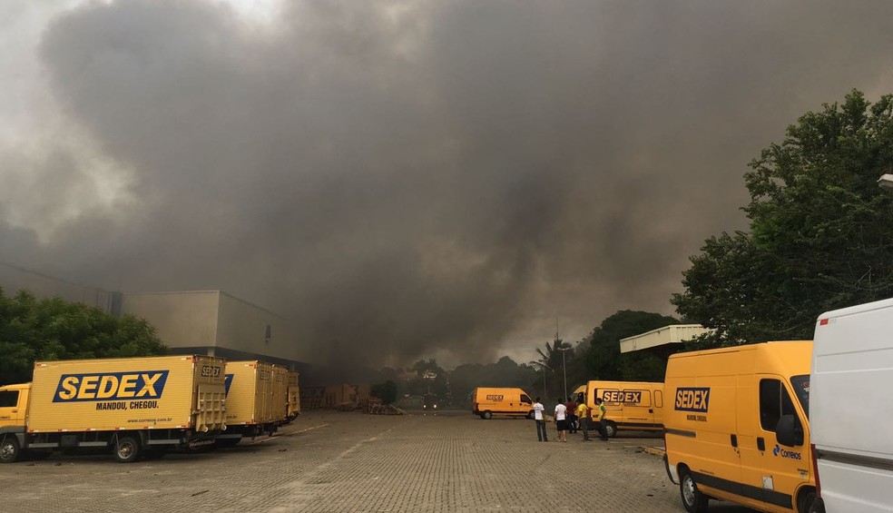Galpão dos Correios, em Fortaleza, é tomado por fogo nesta terça-feira (13). (Foto: Wanyffer Monteiro/TVM)
