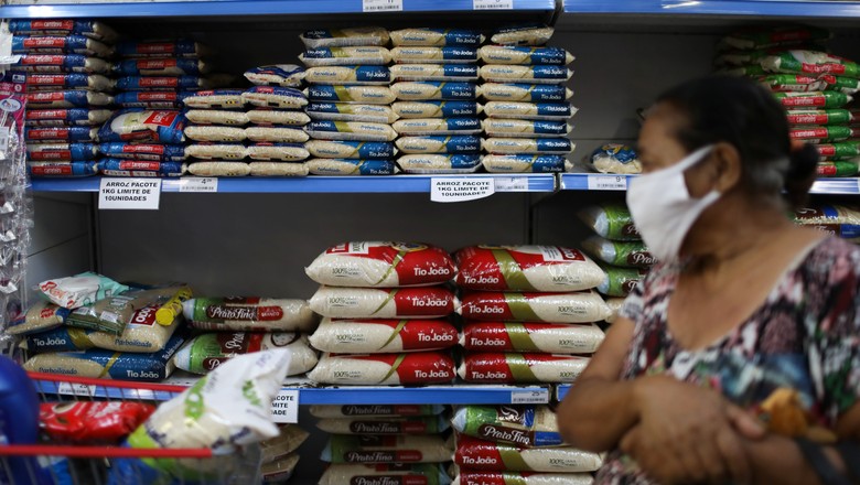 Consumidora faz compras em supermercado do Rio de Janeiro  (Foto: REUTERS/Pilar Olivares)