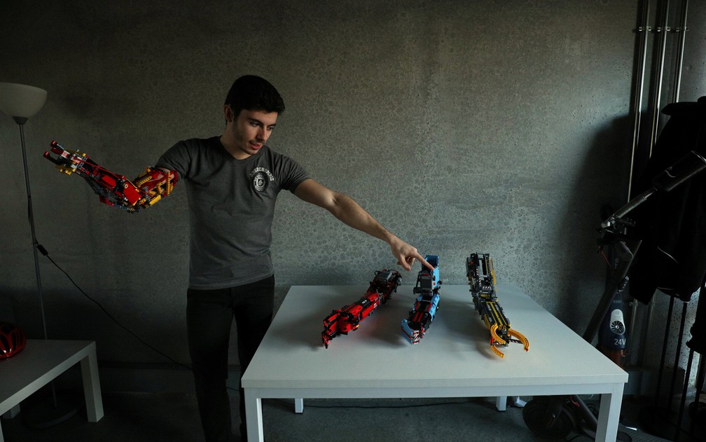 David Aguilar, que nasceu sem parte do braÃ§o, jÃ¡ estÃ¡ na quarta versÃ£o da prÃ³tese com Lego criada por ele. â Foto: Albert Gea/Reuters