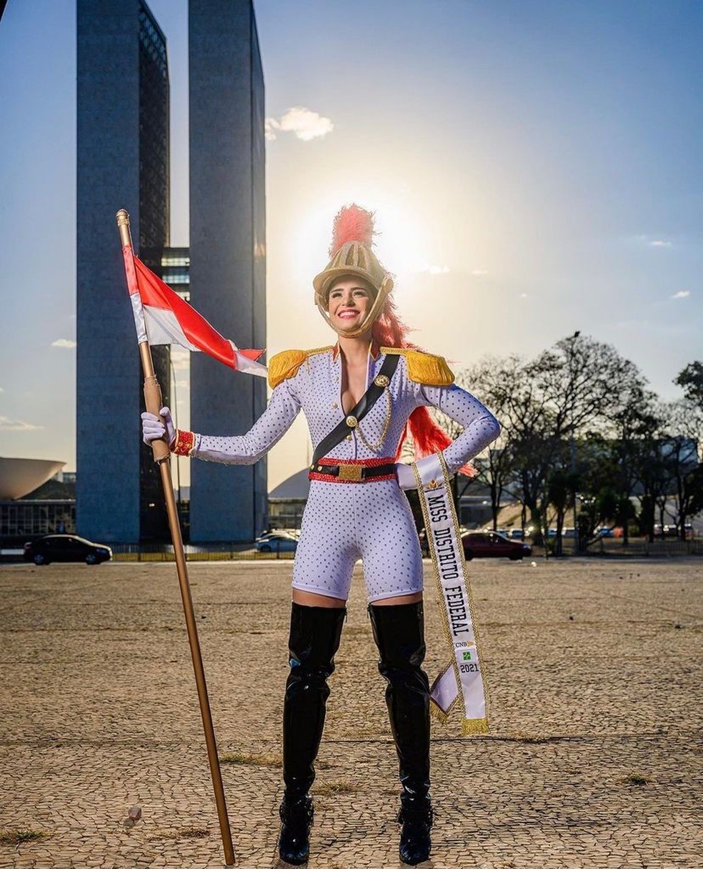 Miss Brasil Mundo, Caroline Teixeira, vestindo a réplica do uniforme dos Dragões da Independência, do Exército Brasileiro.  — Foto: Aluizio Corrêa